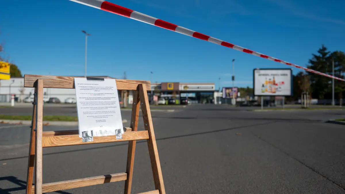 Der Parkplatz von Edeka war weiträumig gesperrt. Hinweisschilder klärten über die Dreharbeiten auf.