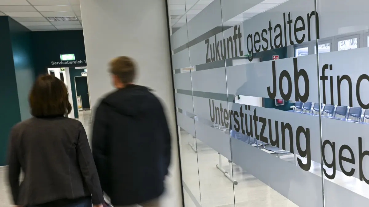 „Zukunft gestalten, Job finden, Unterstützung geben“ steht im Jobcenter Marzahn-Hellersdorf der Agentur für Arbeit an einer Scheibe im Wartebereich. (zu dpa: «Langzeitarbeitslose erhalten gezielten Beistand») +++ dpa-Bildfunk +++