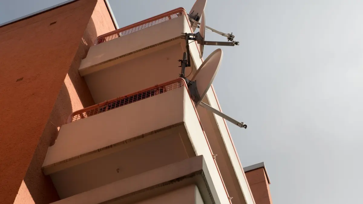 Satellitenschüsseln an einem Wohnhaus: ARCHIV - Unter bestimmten Bedingungen müssen Vermieter ihren Mietern die Installation einer Satellitenschüssel ermöglichen. (zu dpa: «Gestaltungsfreiheit auf dem Balkon? Was Mieter alles dürfen») Foto: Alexander Heinl/dpa-tmn - Honorarfrei nur für Bezieher des dpa-Themendienstes +++ dpa-Themendienst +++