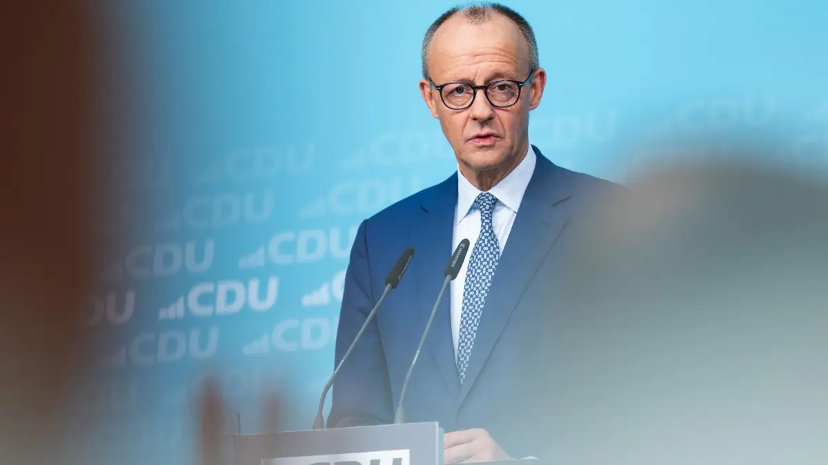 Abschluss Klausurtagung CDU-Präsidium: 20.10.2025, Berlin: Bundeskanzler Friedrich Merz (CDU) spricht bei einer Pressekonferenz zum Abschluss der Klausurtagung vom CDU-Präsidium. Foto: Christophe Gateau/dpa +++ dpa-Bildfunk +++