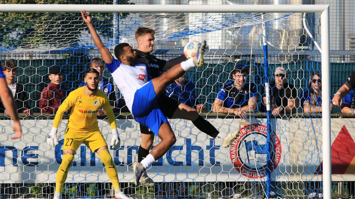 Brandenburgliga: TuS Sachsenhausen im Derby beim Oranienburger FC Eintracht mit Torwart Mateusz Zlotogorski, Kwasi Boateng (OFC) versucht den Schuss im Flug gegen Edgar Kordecki