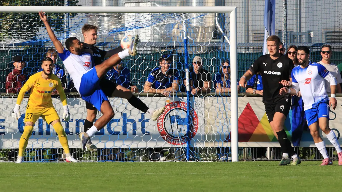 Brandenburgliga: TuS Sachsenhausen im Derby beim Oranienburger FC Eintracht mit Torwart Mateusz Zlotogorski, Kwasi Boateng (OFC) versucht den Schuss im Flug gegen Edgar Kordecki