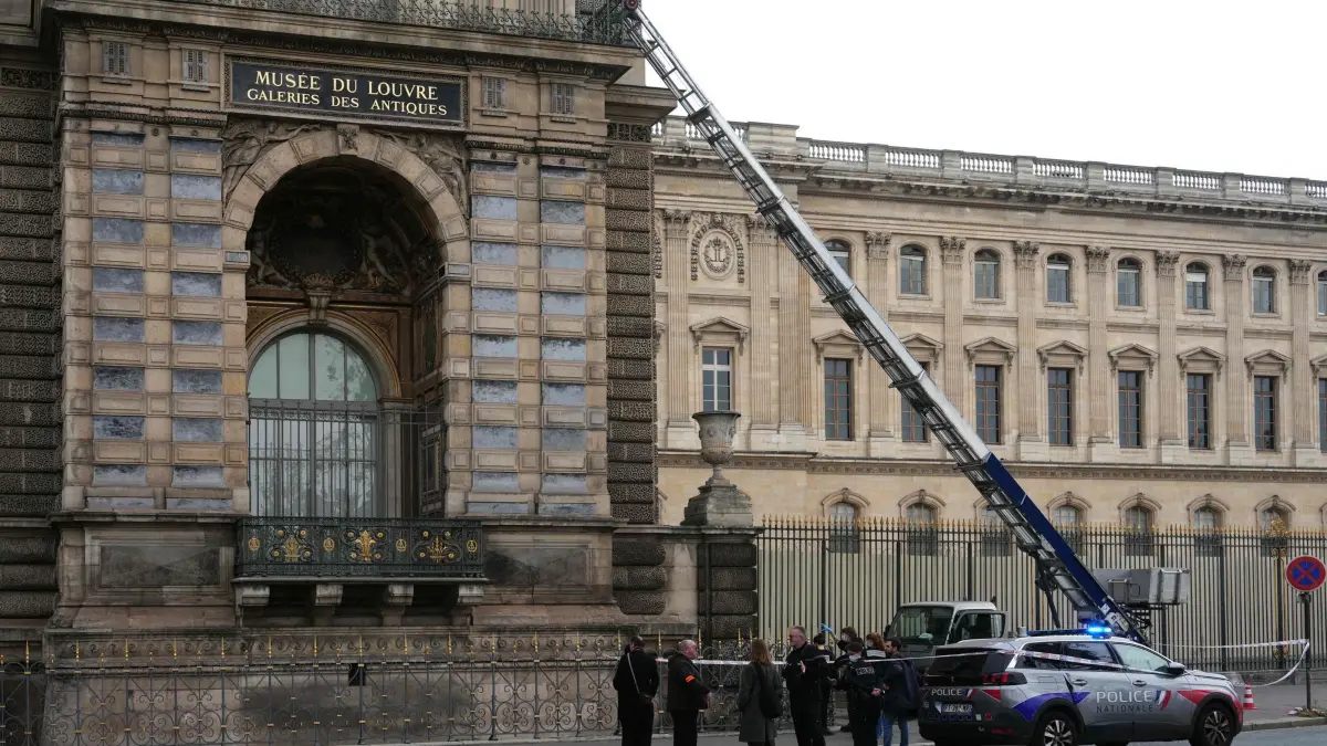 Einbruch in Louvre in Paris