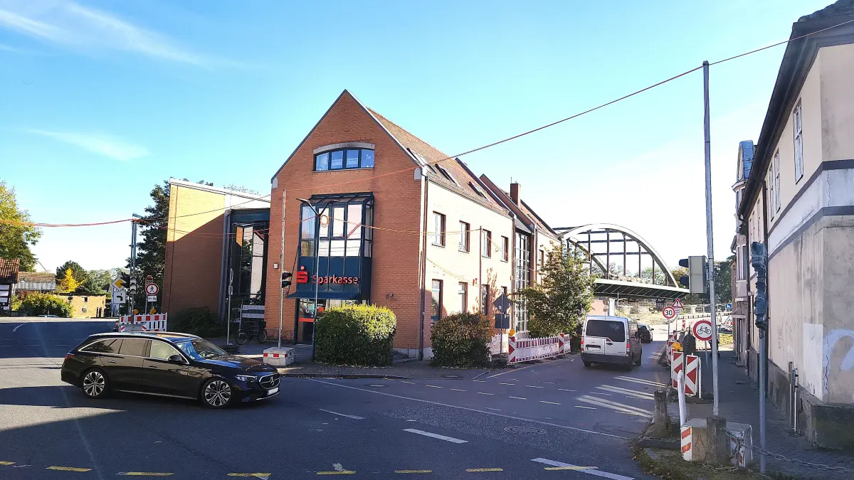 Die Sparkasse Oderberg an der Brücken-Dauerbaustelle im Oktober 2025. Die bereits fertig montierte Brücke rechts des Bankgebäudes wartet auf ihren Einschub.