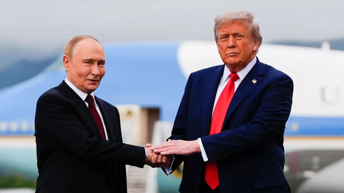 Donald Trump und Wladimir Putin: ARCHIV - 15.08.2025, USA, Joint Base Elmendorf-Richardson: US-Präsident Donald Trump begrüßt den russischen Präsidenten Wladimir Putin auf der Joint Base Elmendorf-Richardson, Alaska. (zu dpa: «US-Medien: Trump-Putin-Treffen in Budapest wieder unklar») Foto: Julia Demaree Nikhinson/AP/dpa +++ dpa-Bildfunk +++