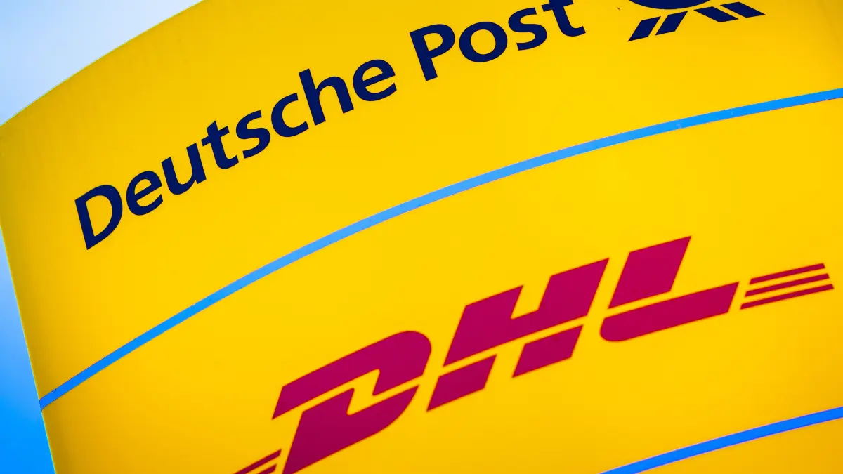 Die Logos von Deutsche Post und DHL leuchten am Morgen auf einem Schild vor einer Zustellbasis. Vor dem Hintergrund eines drohenden Streiks von Briefträgern und Paketboten legt die Deutsche Post am 09.03.2023 ihre Jahreszahlen vor. Erwartet wird ein Rekordergebnis. (zu dpa "Post legt Rekordzahlen vor - Verdi-Entscheidung über Streik erwartet") +++ dpa-Bildfunk +++