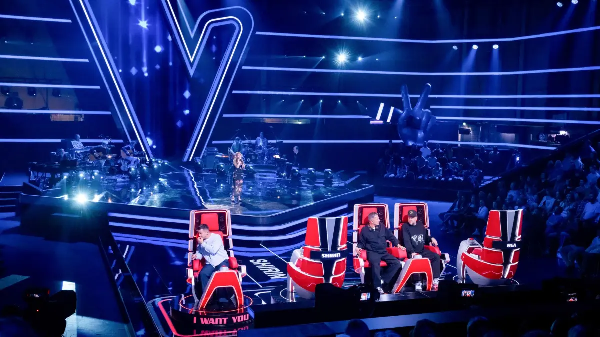 Titel: The Voice of Germany; Staffel: 15; Folge: 8; Person: Nico Santos; Jasmine Lajeunesse; Copyright: Joyn/André Kowalski; Fotograf: Andre Kowalski; Bildredakteur: Nadine Vaders; Dateiname: 3198171.jpg; Rechtehinweis: Dieses Bild darf honorarfrei für redaktionelle Zwecke und nur im Rahmen der Programmankündigung verwendet werden. Andere Veröffentlichungen sind nur nach Rücksprache und ausdrücklicher Genehmigung der Seven.One Entertainment Group GmbH möglich. Nicht für EPG! Verwendung nur mit vollständigem Copyrightvermerk. Das Foto darf nicht verändert, bearbeitet und nur im Ganzen verwendet werden. Es darf nicht archiviert werden. Es darf nicht an Dritte weitergeleitet werden. Aneinanderreihung/Zusammenlegung/Kopplung von Bildern zum Zweck der Erstellung von Slide-Shows o.ä. nicht gestattet; Verbindung/Einfügen/Anfügen von Werbung nicht gestattet. Das Bild kann KI generierte Elemente enthalten. Bei Fragen: foto@seven.one Voraussetzung für die Verwendung dieser Programmdaten ist die Zustimmung zu den Allgemeinen Geschäftsbedingungen der Presselounges der Sender der Seven.One Entertainment Group GmbH. , Titel: The Voice of Germany; Staffel: 15; Folge: 8; Person: Jasmine Lajeunesse; Copyright: Joyn/André Kowalski;