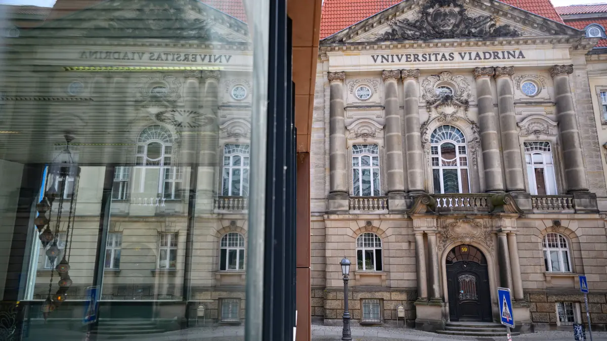 Das Hauptgebäude der Europa-Universität Viadrina spiegelt sich in einer Glasfassade. Am selben Tag wurde auf einer Pressekonferenz der Jahresbericht «Viadrina 2024» vorgestellt. +++ dpa-Bildfunk +++