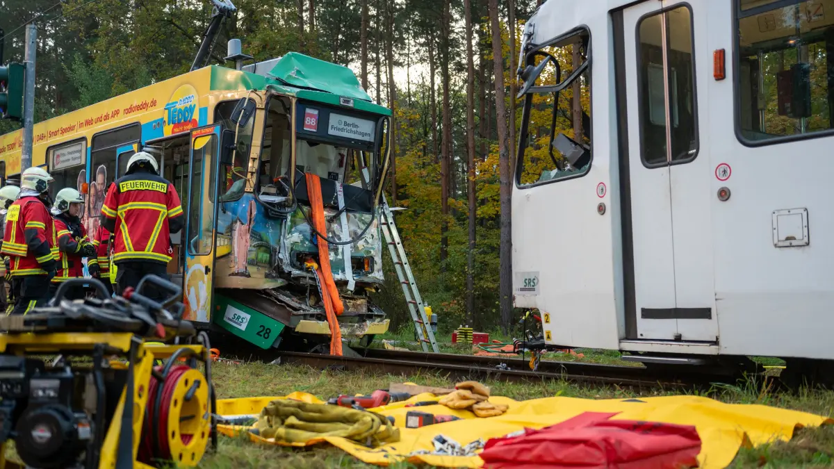 Die Straßenbahnen waren frontal zusammengestoßen. Mehrere Fahrgäste wurden leicht verletzt.