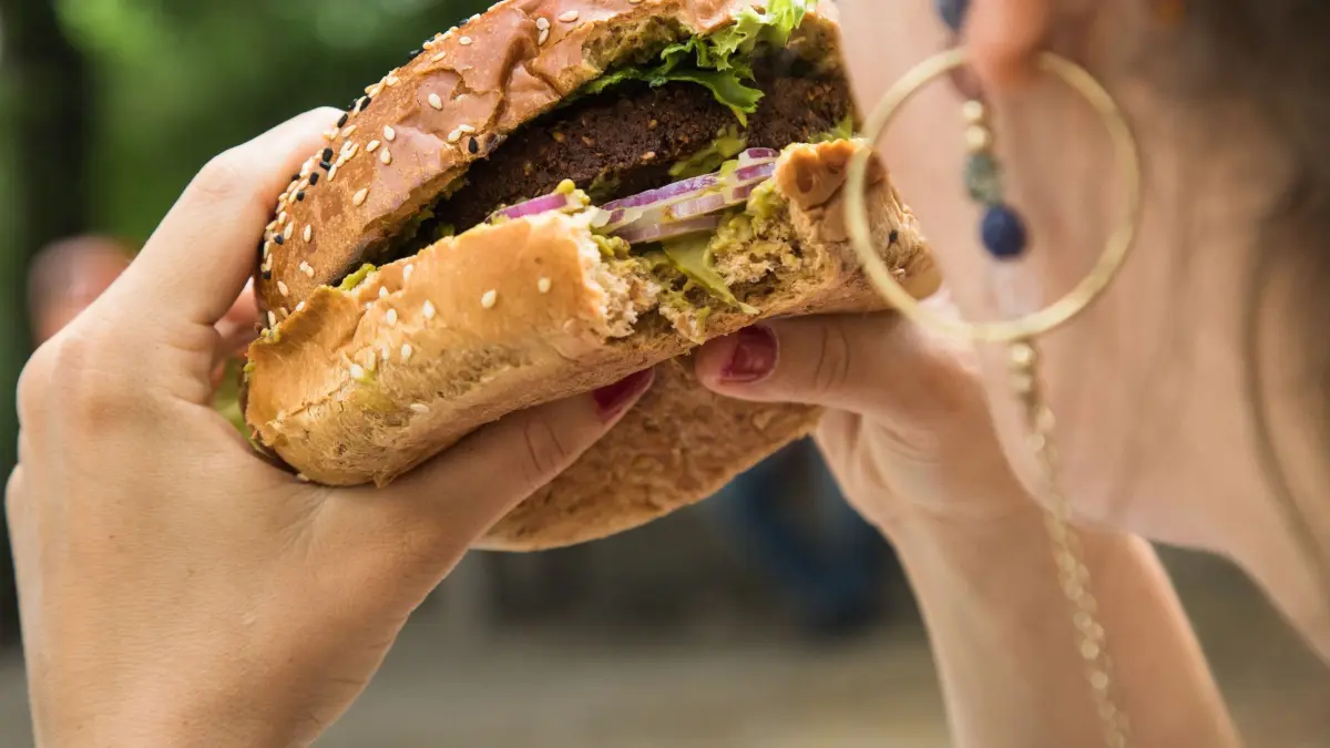 Frau isst einen Burger
