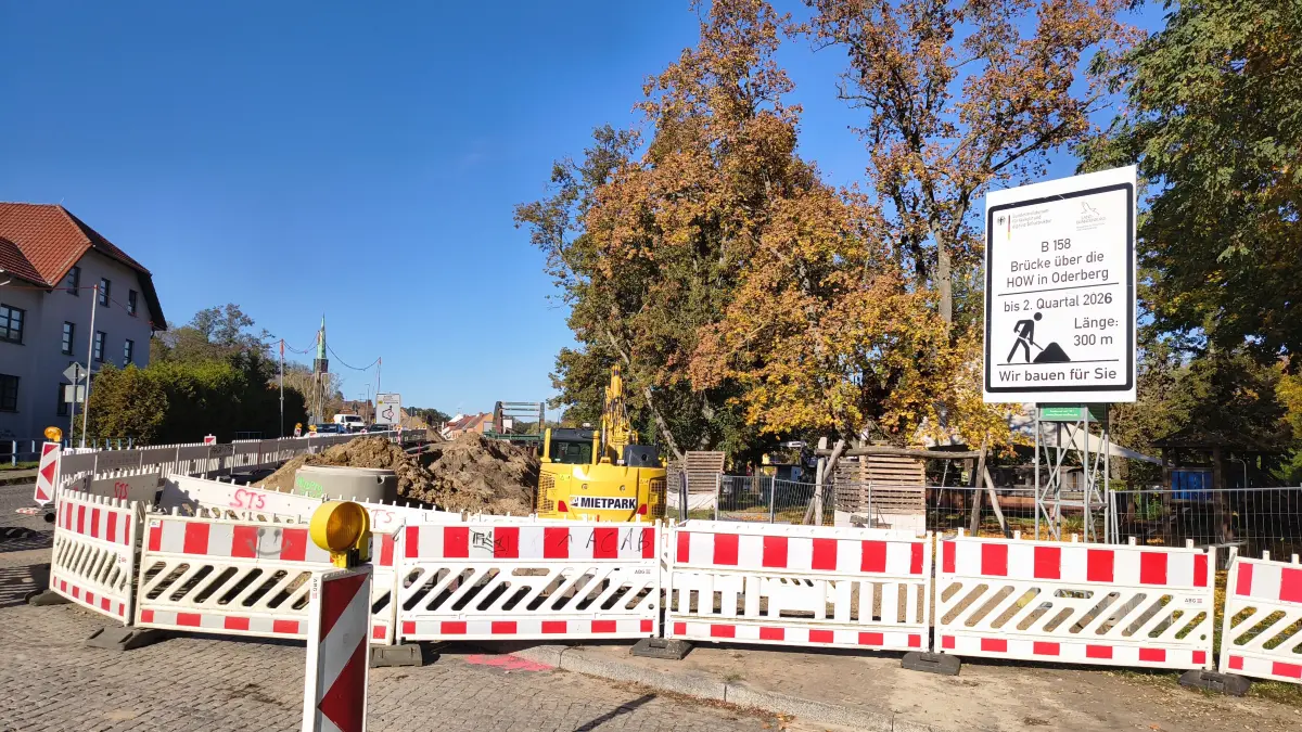 Blick auf die Baustelle im Oktober 2025 aus südlicher Richtung. Die Baustelle ist näher an die Hermann-Seidel-Straße gerückt.