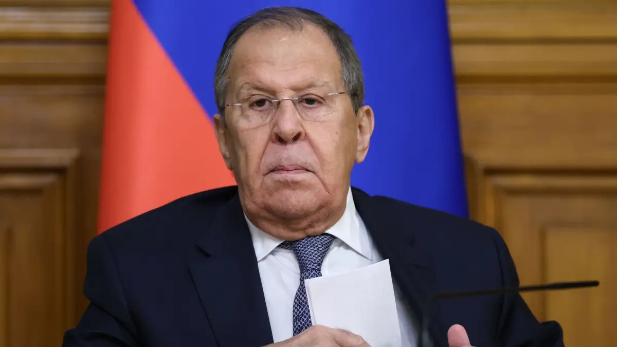 Russlands Außenminister Lawrow: 22.10.2025, Russland, Moskau: Der russische Außenminister Sergej Lawrow nimmt an einer gemeinsamen Pressekonferenz mit dem kasachischen Außenminister Koscherbajew in der Villa von Zinaida Morosowa teil. Foto: Ramil Sitdikov/Pool Reuters via AP/dpa +++ dpa-Bildfunk +++