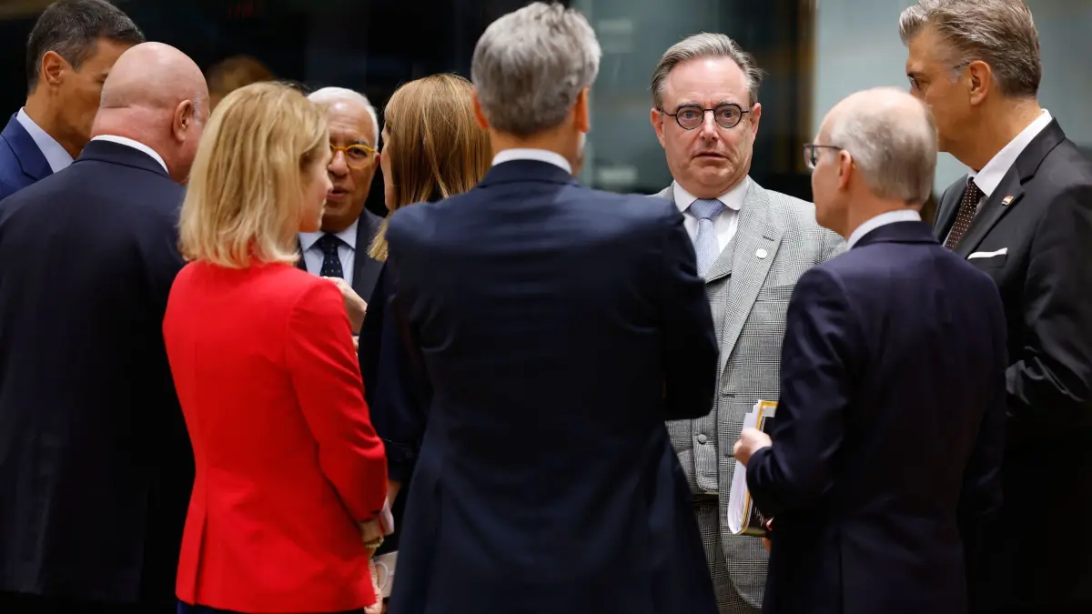 EU-Gipfel in Brüssel: 23.10.2025, Belgien, Brüssel: Der belgische Premierminister Bart De Wever (Mitte r) spricht mit Kaja Kallas (3.v.l), Außenbeauftragte der Europäischen Union, und dem niederländischen Ministerpräsidenten Dick Schoof (M) während einer Arbeitssitzung beim EU-Gipfel. Foto: Geert Vanden Wijngaert/AP/dpa +++ dpa-Bildfunk +++