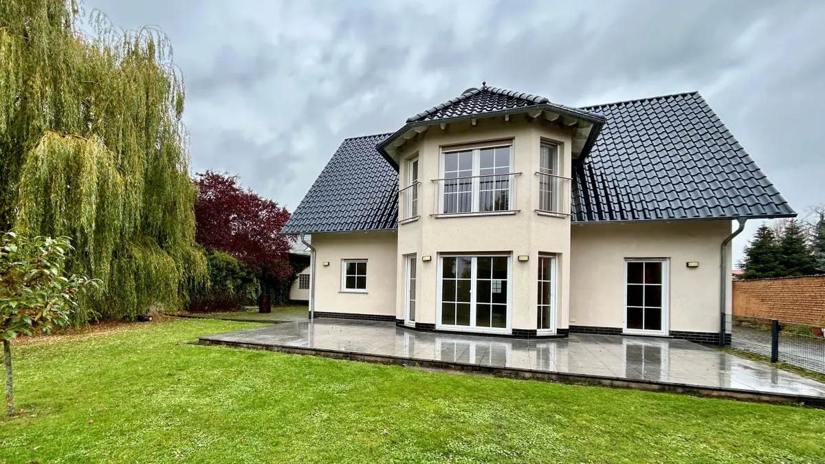 Schickes Einfamilienhaus mit sieben Zimmer steht im Oranienburger Ortsteil Wensickendorf zum Verkauf. Weshalb möchte sich die Eigentümerin von der modernen Immobilie trennen und wie viel kostet das Objekt?