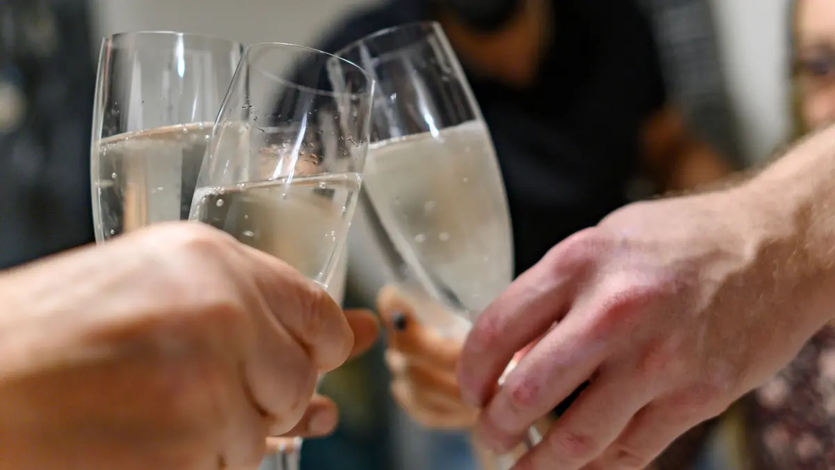 Mehrere Personen halten Sektgläser in den Händen: ARCHIV - Eine Runde Sekt für die Mitarbeiter - nett, wenn der Chef das erlaubt. Die Arbeitsfähigkeit darf das aber nicht beeinträchtigen. Foto: Daniel Maurer/dpa-mag - Honorarfrei nur für Bezieher des Dienstes dpa-Magazin +++ dpa-Magazin +++