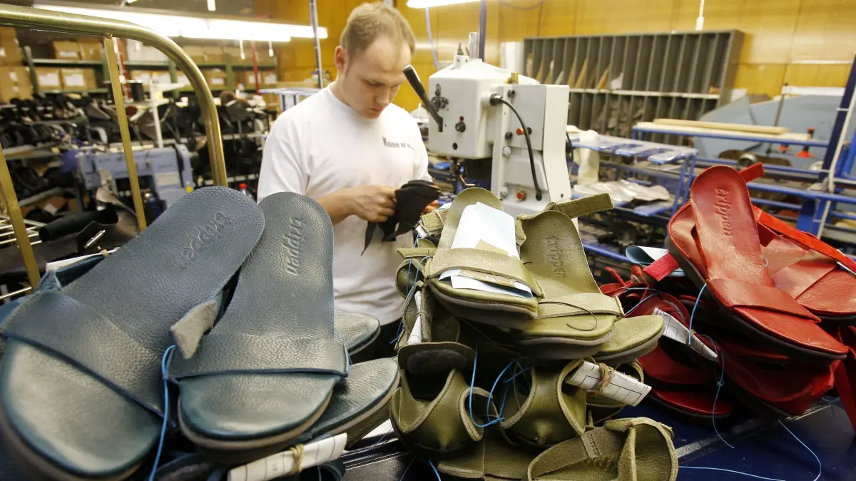 Ein Mitarbeiter der Trippen GmbH fertigt Damensandaletten in Zehdenick, aufgenommen am Dienstag (24.04.2007). Der Schuhhersteller, der derzeit 52 Mitarbeiter im Brandenburger Werk beschäftigt, will seine Produktion ausbauen. Die Werkstätten in Italien sollen aufgegeben werden und die Schuhproduktion in der Havelstadt soll auf weit über 150.000 Paar steigen. Auch der Berliner Firmensitz und die Logistik sollen nach Zehdenick verlagert werden. Foto: Bernd Settnik dpa/lbn +++ dpa-Bildfunk +++