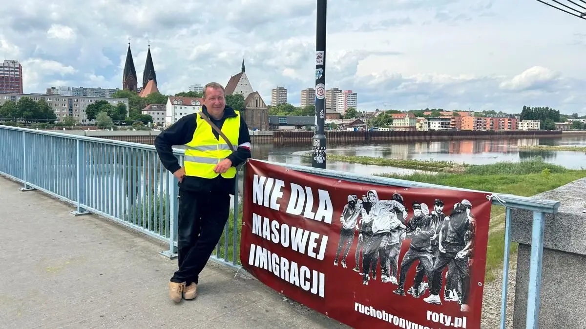 Dariusz Boguszewski ist einer der Aktivisten der polnischen Bürgerwehr" ROG. Im Juni hielt er "Wache" auf der Stadtbrücke in Słubice, um illegale Migration nach Polen zu verhindern.