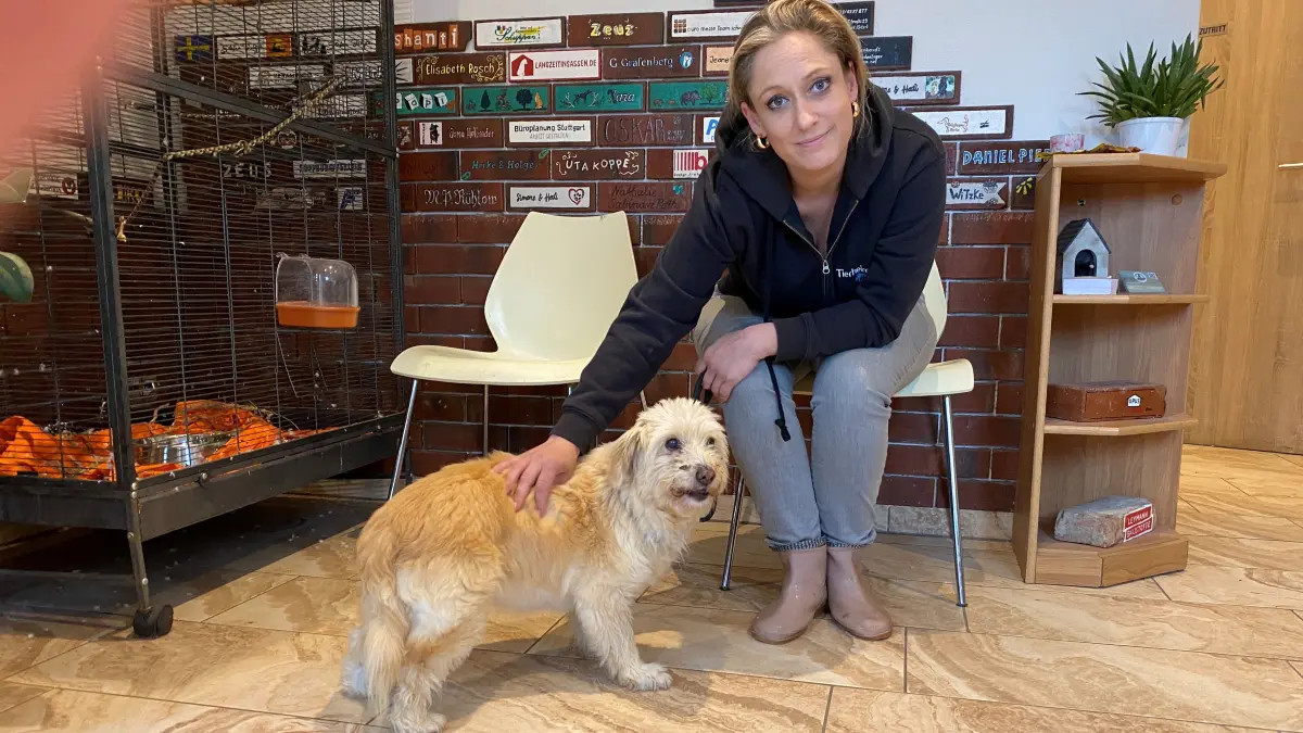 Muss auf ihre alten Tage noch einmal umziehen: die Hundedame Lilly mit Tierheimmitarbeiterin Luise Mühlich.