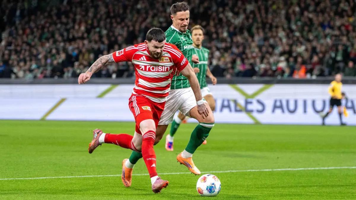 1. BL Werder Bremen - 1. FC Union 2025/26 : Fußball, Herren, Saison 2025/2026, 1. Bundesliga (8. Spieltag), SV Werder Bremen - 1. FC Union Berlin, v. l. Oliver Burke (1. FC Union Berlin), Marco Friedl (Werder Bremen), 24.10.2025, Foto: Matthias Koch