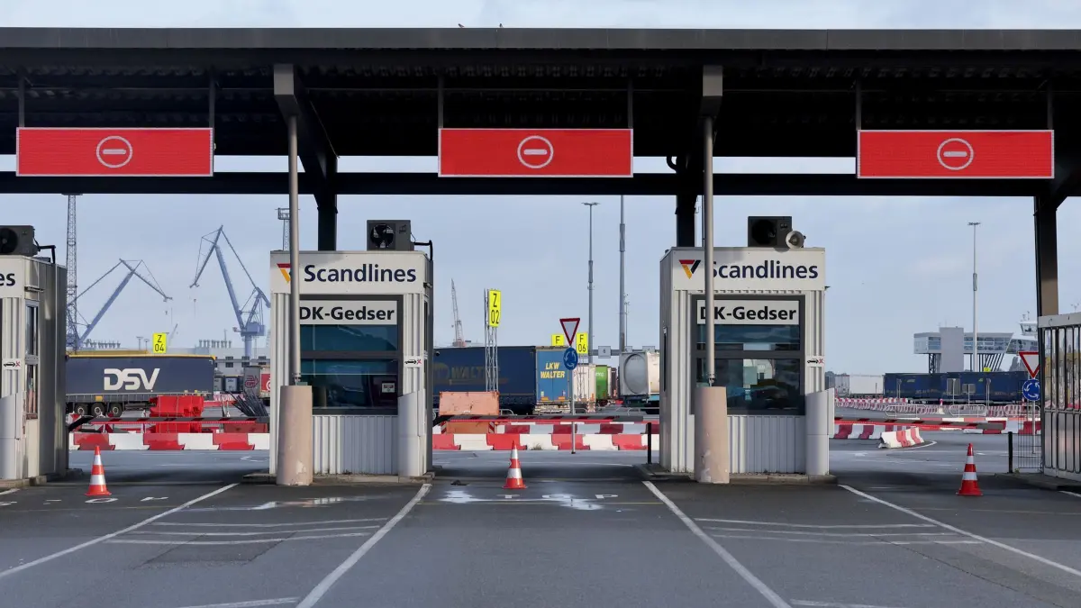 Sturm stoppt Fährverkehr auf der Ostsee: ARCHIV - 05.10.2025, Mecklenburg-Vorpommern, Rostock: Geschlossen sind die Abfertigungsspuren von Scanlines im Fährterminal im Überseehafen Rostock. Die Reederei Scandlines hat wegen des stürmischen Wetters am 05.10.2025 alle Fahrten zwischen Rostock und Gedser (Dänemark) in beiden Richtungen abgesagt. (zu dpa: «Sturm stoppt Fährverkehr zwischen Rostock und Gedser») Foto: Bernd Wüstneck/dpa +++ dpa-Bildfunk +++