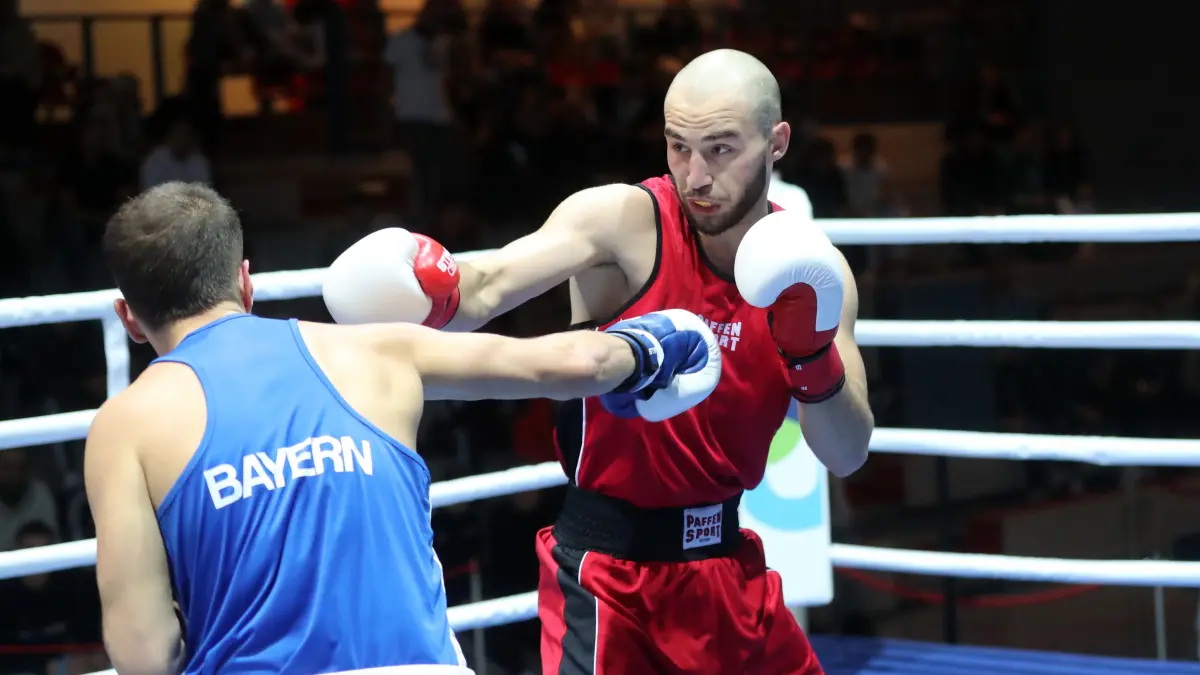 Schwedt, 24.10.25, Boxen, Deutsche Meisterschaft U23, Halbfinale Mittelgewicht 75 kg: Adam Shapijanov (rote Ecke, Team Brandenburg, aus Schwedt) gegen Tolga Kunduraci (rote Ecke (Team Bayern), der Schwedter gewinnt und steht damit im Finale