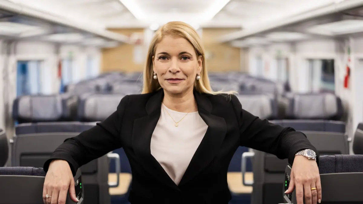 dpatopbilder - 17.10.2025, Berlin: Evelyn Palla, Vorstandsvorsitzende der DB, steht bei der Premiere des neuen ICE L der Deutschen Bahn am Berliner Ostbahnhof in der 2. Klasse. Erstmals stellte die Deutsche Bahn den kompletten Zug, der unter anderem einen stufenlosen Einstieg bietet, im Berliner Ostbahnhof der Öffentlichkeit vor. Foto: Christoph Soeder/dpa Pool/dpa +++ dpa-Bildfunk +++