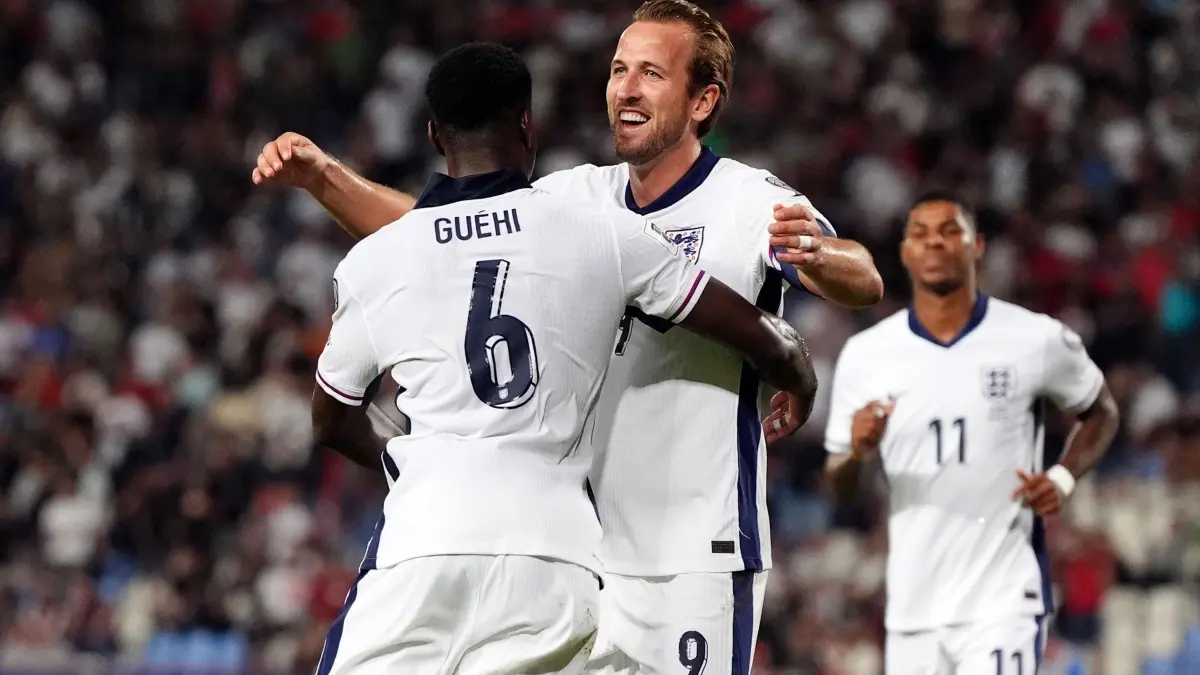 Marc Guehi und Harry Kane: ARCHIV - 09.09.2025, Serbien, Belgrad: Fußball: WM-Qualifikation Europa, Serbien - England, Gruppenphase, Gruppe K, 6. Spieltag, Englands Marc Guehi feiert den vierten Treffer seiner Mannschaft zusammen mit Harry Kane. (zu dpa: «Bald Bayern-Neuzugang? Eberl äußert sich zu Guehi-Bericht») Foto: Bradley Collyer/PA Wire/dpa +++ dpa-Bildfunk +++
