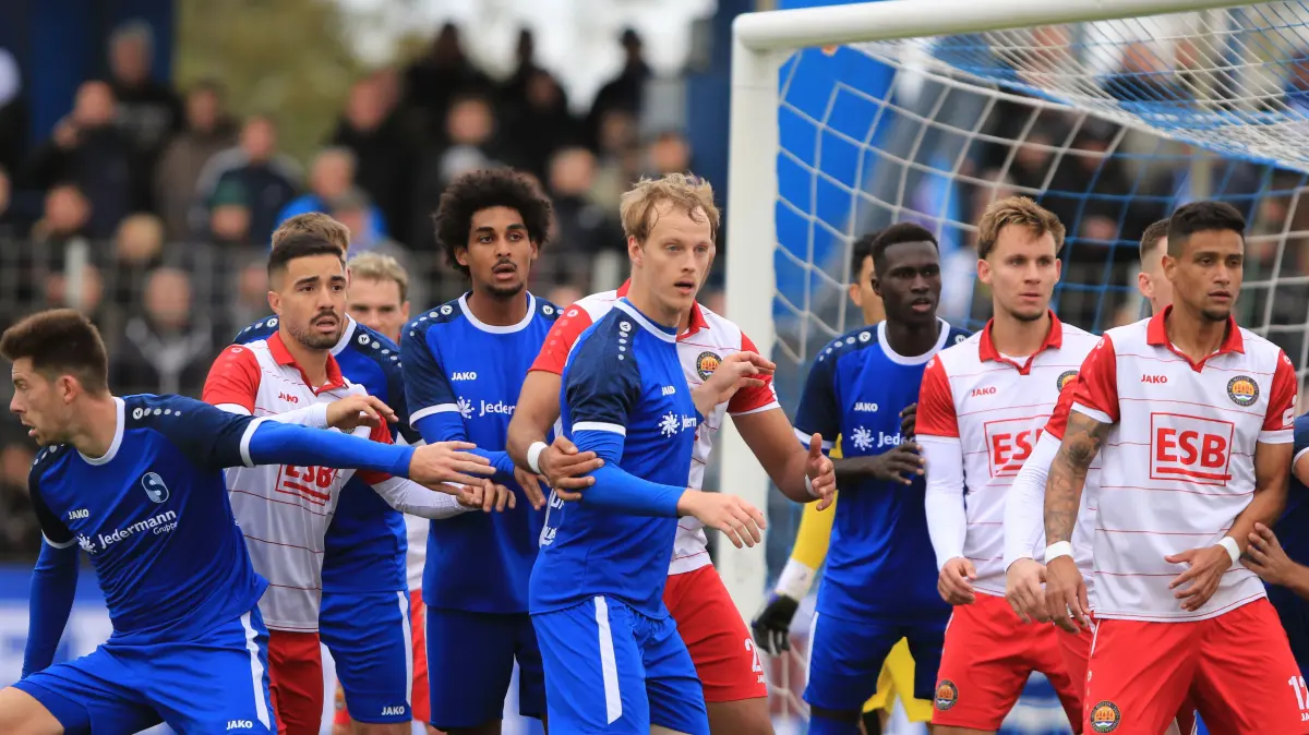 Gewusel beim Eckstoß: Mit Torchancen geizten die Kicker von Stahl Brandenburg (in Blau) und erst recht jene vom BSC Süd. Ein Traumtor bringt in einem spannungsgeladenen Match den Sieg für den Gastgeber, der den BSC vom zweiten Tabellenrang der Brandenburgliga verdrängt.