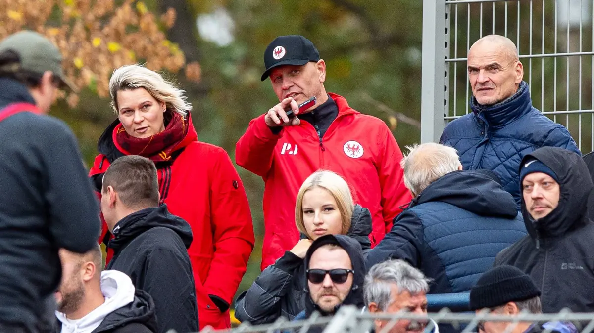 Stahl Brandenburg - BSC Süd 2025/26: Fussball, Herren, Saison 2025/2026, Brandenburgliga (8. Spieltag), BSG Stahl Brandenburg - Brandenburger SC Süd, Peter Janeck (Vorsitzender BSC Süd) im Gästeblock, 25.10. 2025, Foto: Sebastian Räppold / Matthias Koch