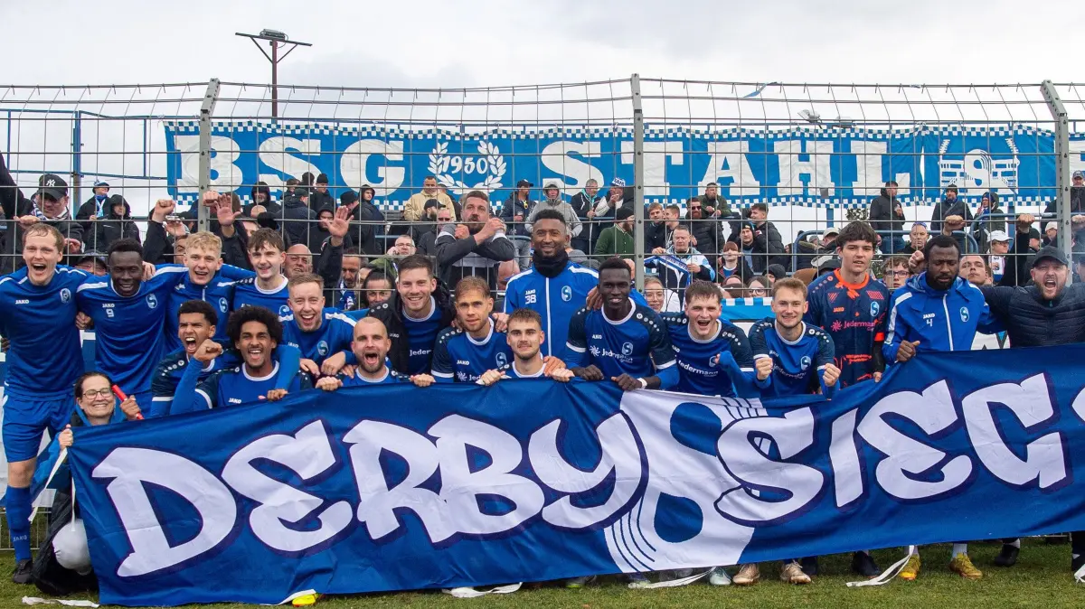Stahl Brandenburg - BSC Süd 2025/26: Fussball, Herren, Saison 2025/2026, Brandenburgliga (8. Spieltag), BSG Stahl Brandenburg - Brandenburger SC Süd, Spieler und Fans von Stahl feiern den Derbysieg, 25.10. 2025, Foto: Sebastian Räppold / Matthias Koch