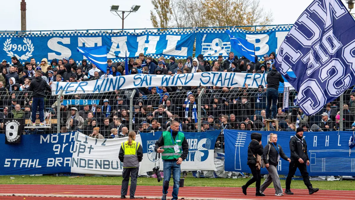 Stahl Brandenburg - BSC Süd 2025/26: Fussball, Herren, Saison 2025/2026, Brandenburgliga (8. Spieltag), BSG Stahl Brandenburg - Brandenburger SC Süd, Fans von Stahl mit Transparent: Wer Wind sät wird Stahl ernten, 25.10. 2025, Foto: Sebastian Räppold / Matthias Koch