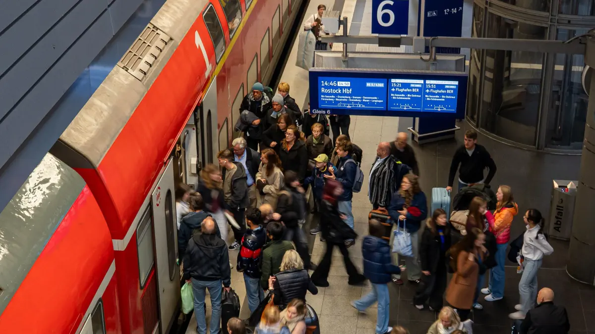 Berlin 2025: Berlin, Stadtbild, im Bild: eine Regionalbahn der Linie 5 Richtung Rostock am Berliner Hauptbahnhof, 22.10.2025, Foto: Matthias Koch
