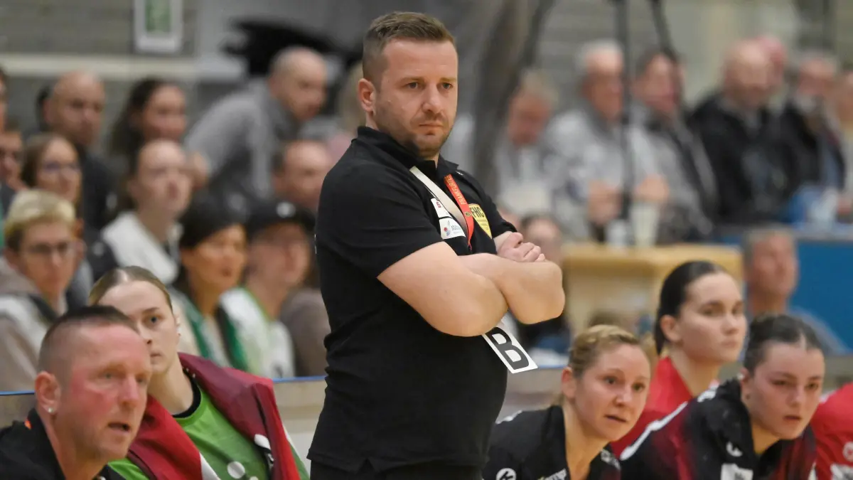 Fussball : Schwerin Sporthalle Reiferbahn, Frauen Handball 3. Liga, Grün-Weiß Schwerin - Frankfurter Handballclub (FHC), Trainer Arnes Cebic vor Olaf Schnabel l.u.
FOTO BENK 25.10.2025