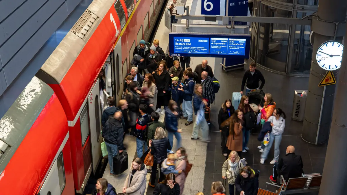 Berlin 2025: Berlin, Stadtbild, im Bild: eine Regionalbahn der Linie 5 Richtung Rostock am Berliner Hauptbahnhof, 22.10.2025, Foto: Matthias Koch