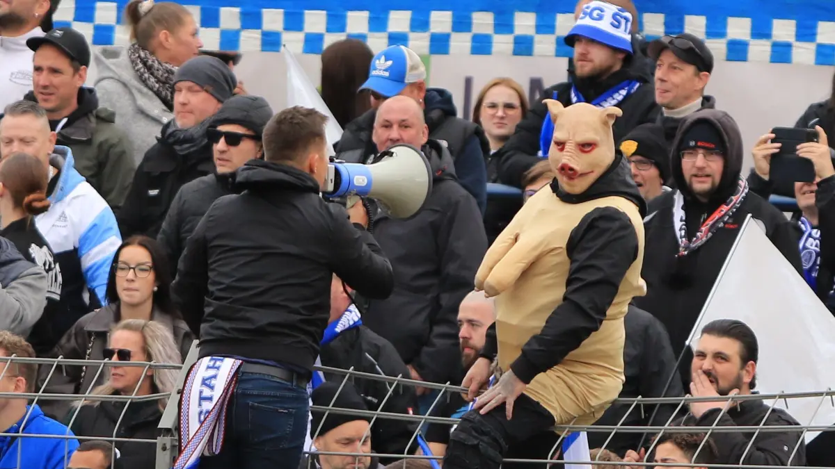 Stadtderby von Brandenburg/Havel: BSG Stahl bezwingt vor 4703 Zuschauern den Brandenburger SC Süd 05 mit 1:0 und übernimmt Rang zwei in der Brandenburgliga. Was sich die Fans einfallen lassen. BBB