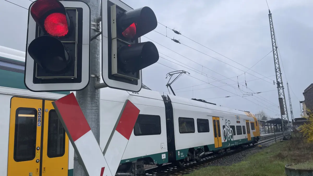 Die Signale für direkte Bahnverbindungen von Eisenhüttenstadt nach Berlin mit dem RE1 stehen eher auf Rot. Warum werden weniger direkte Zugverbindungen angeboten?