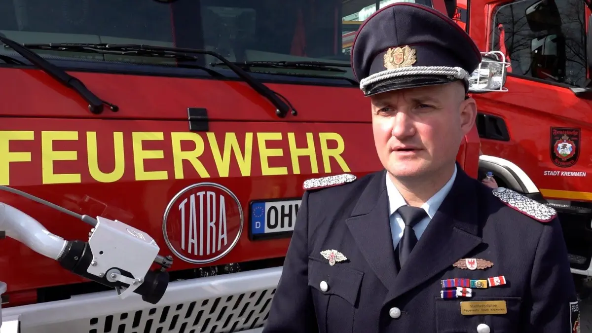 Oliver Fritz, Wehrführer der Stadt Kremmen, geht von einem hohen Sachschaden aus, den Einbrecher durch Diebstahl und Vandalismus im Depot in Staffelde verursacht haben.