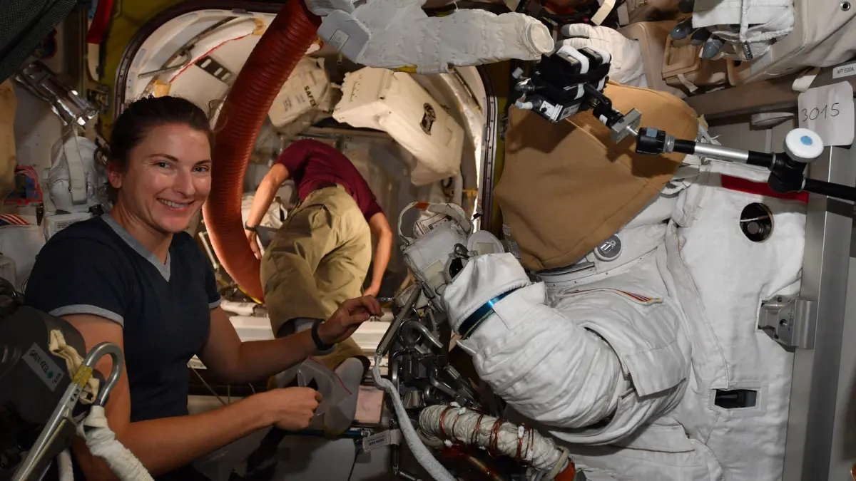 Die Astronauten Tom Marshburn and Kayla Barron bereiten sich auf einen Weltallspaziergang vor.