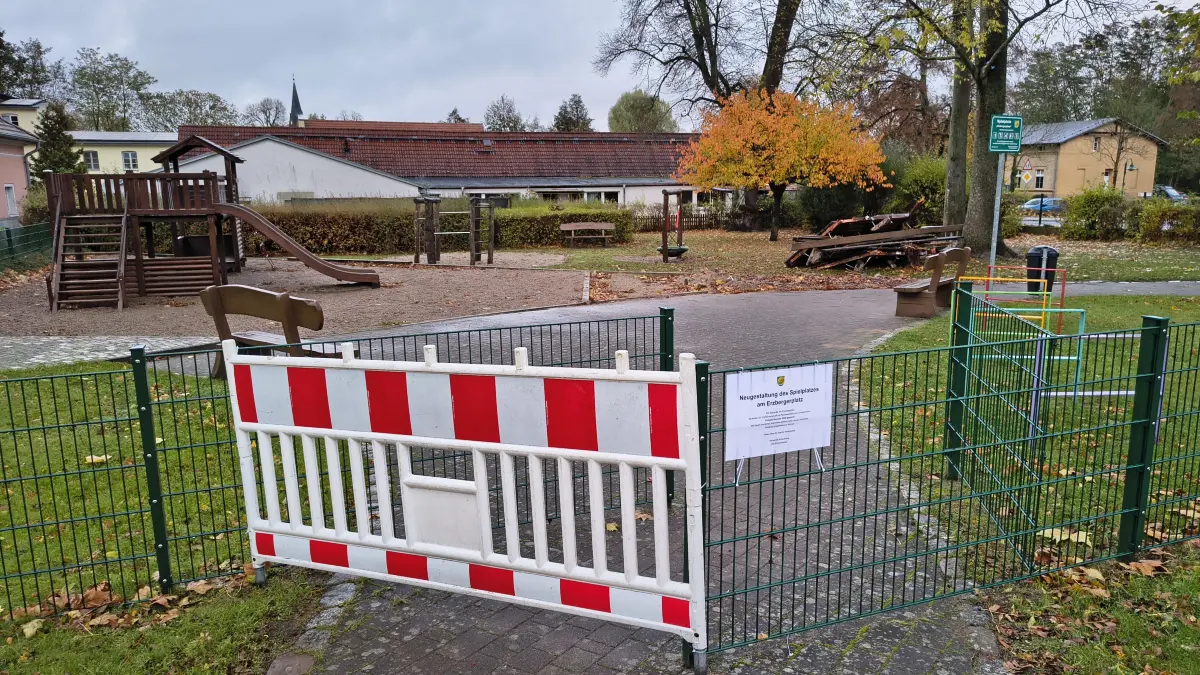 Der Spielplatz am Erzbergerplatz zu Beginn der letzten Oktoberwoche 2025. Die begonnenen Umbauarbeiten sind bereits erkennbar.