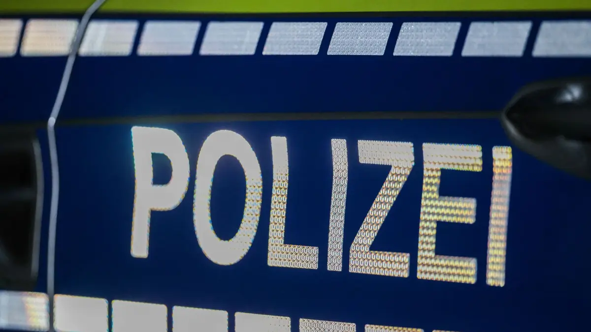 Symbolfoto Polizei: ARCHIV - 07.10.2025, Nordrhein-Westfalen, Herdecke: Der Schriftzug «Polizei» reflektiert an einem Streifenwagen. (zu dpa: «Verdächtiger Gegenstand: Landgericht Bonn geräumt») Foto: Christoph Reichwein/dpa +++ dpa-Bildfunk +++