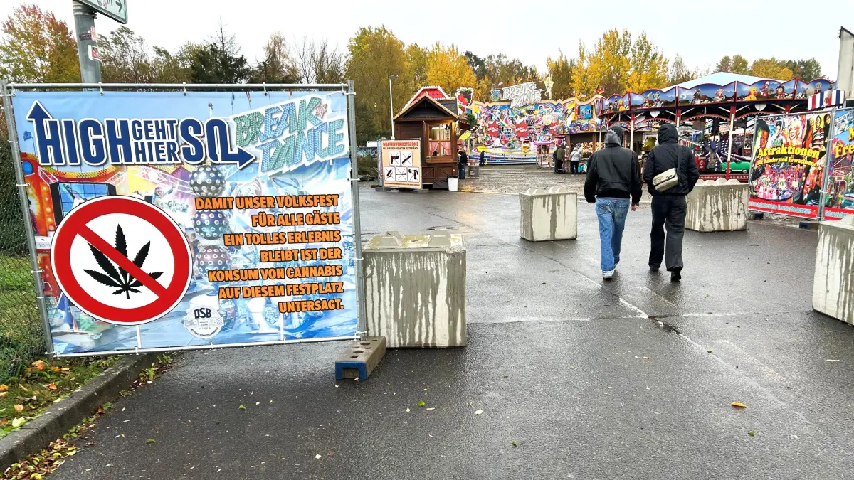 Warnhinweise und Betonquader: In Eberswalde wird von den Kirmes-Veranstaltern im Eingangsbereich des Festplatzes auf einem großen Schild darauf hingewiesen, dass Canabis-Konsum nicht geduldet wird. Zudem erschweren Sperren, dass sich unbefugte Autofahrer Zugang verschaffen könnten.