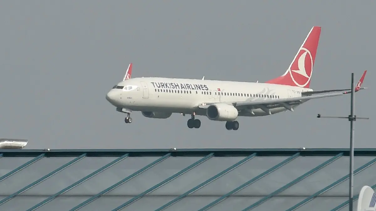 Ein Flugzeug der Turkish Airlines ist am 04.04.2016 im Landeanflug auf den Flughafen Hannover (Niedersachsen). Im Flugzeug sind die ersten syrischen Flüchtlinge, die legal auf direktem Weg aus der Türkei in die Europäische Union einreisen durften. 32 Menschen kamen am Morgen in zwei aus der Türkei kommenden Linienmaschinen an. Foto: Holger Hollemann/dpa (zu dpa "Erstes Flugzeug mit syrischen Flüchtlingen in Hannover gelandet " vom 04.04.2016) ++ +++ dpa-Bildfunk +++
