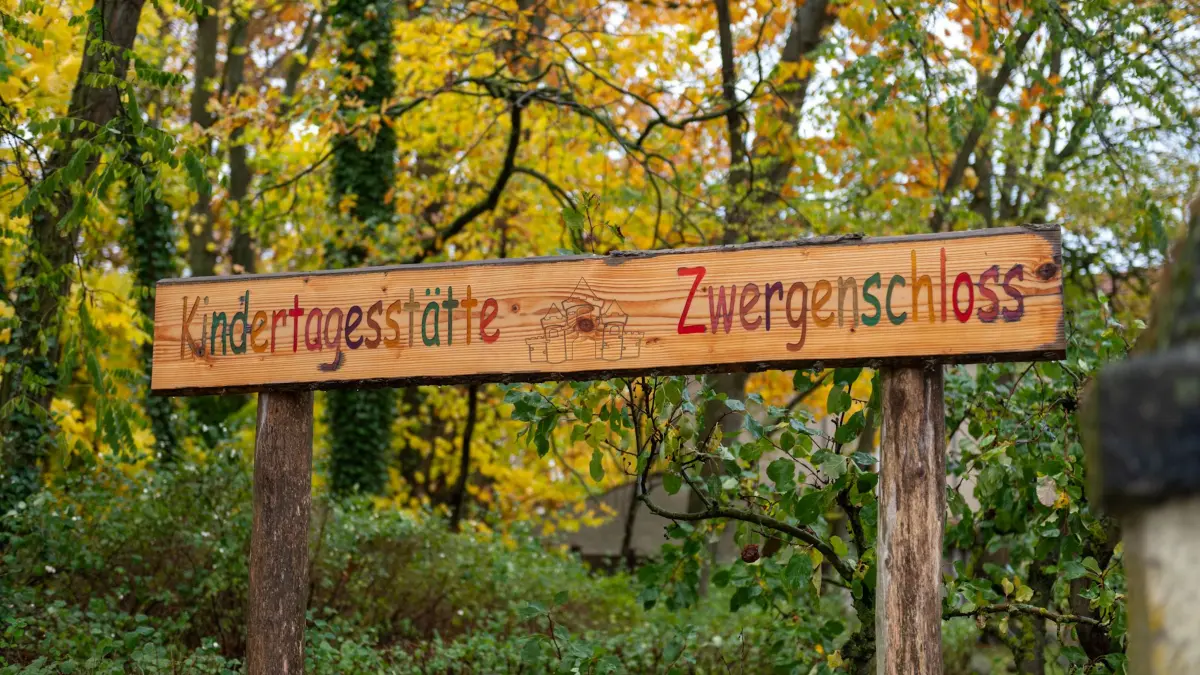 Es geht nichts mehr: In einer Kita in Herzfelde, einem Ortsteil von Rüdersdorf bei Berlin, können derzeit keine Kinder betreut werden. Das dürfte Eltern vor Probleme stellen.