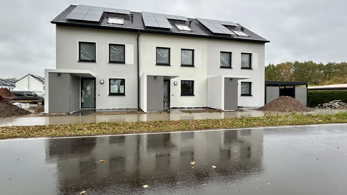 Zu verkaufen: ein Reihenhaus in der Wohnparksiedlung am Havelkanal in Oranienburg soll noch vor dem Erstbezug der Eigentümer wieder veräußert werden. Was ist passiert?