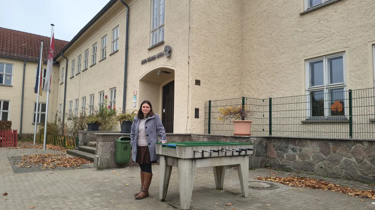 Schulleiterin Katharina Brunsch im Oktober 2025 vor der Grundschule von Joachimsthal. Bereits seit längerem wird über Möglichkeiten diskutiert, wie ein Schulsozialarbeiter Probleme an der Grundschule entschärfen könnte.