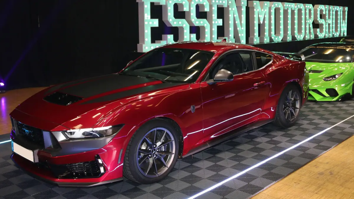 Ford Mustang Dark Horse (Baujahr 2025) vor Lamborghini Huracan Liberty Walk Silhouette Widebody (Baujahr 2016) und weite: Ford Mustang Dark Horse Baujahr 2025 vor Lamborghini Huracan Liberty Walk Silhouette Widebody Baujahr 2016 und weiteren Fahrzeugen, Medientermin Carwalk presented by Essen Motor Show am 28.10.2025 in der Grugahalle Essen im Vorfeld der Essen Motor Show 2025 29.11.-07.12.2025, EMS Preview 28.11.2025, Messe Essen *** Ford Mustang Dark Horse model year 2025 in front of Lamborghini Huracan Liberty Walk Silhouette Widebody model year 2016 and other vehicles, media event Carwalk presented by Essen Motor Show on 28 10 2025 in the Grugahalle Essen in the run-up to the Essen Motor Show 2025 29 11 07 12 2025, EMS Preview 28 11 2025, Messe Essen