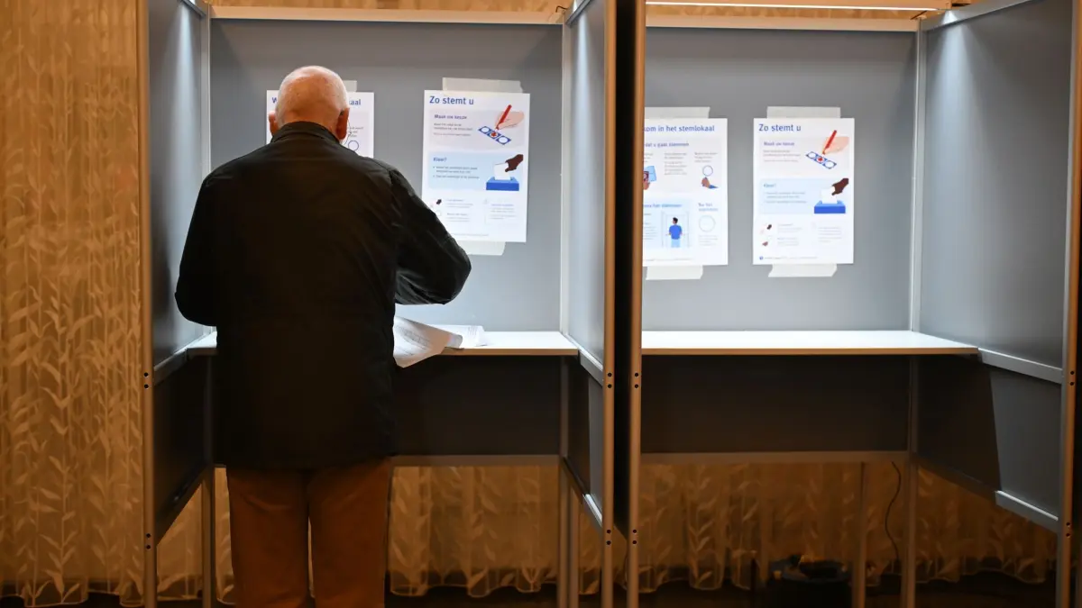 Parlamentswahl in den Niederlanden: 29.10.2025, Niederlande, Maastricht: Frans Timmermans vom Mitte-Links-Block der Arbeiterpartei und der Grünen Linken steht in einer Wahlkabine in einem Wahllokal während der Parlamentswahlen. Foto: Ermindo Armino/AP/dpa +++ dpa-Bildfunk +++