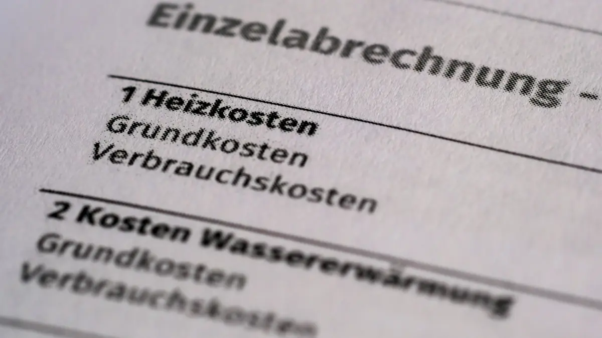 Abrechnung Betriebskosten: ARCHIV - 02.06.2025, Berlin: Auf einer Jahresabrechnung werden die Heizkosten und die Kosten für die Wassererwärmung aufgeführt. (zu dpa: «Wohnen wird teurer») Foto: Jens Kalaene/dpa +++ dpa-Bildfunk +++