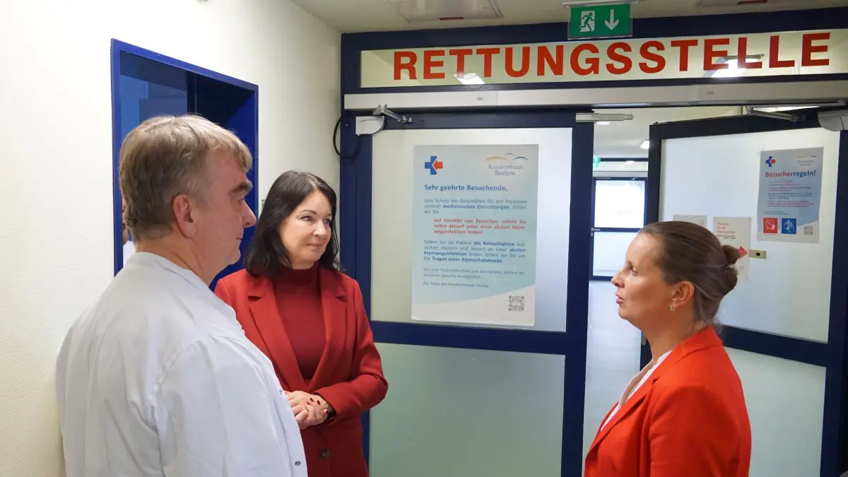 Krankenhaus Seelow: Brandenburgs Gesundheitsministerin Britta Müller (BSW) (Bildmitte) im Gespräch mit Katja Thielemann, Geschäftsführerin der Krankenhaus Märkisch-Oderland GmbH, und Chefarzt Dr. med. Andreas Engelbert. Sie erkündigt sich nach dem Stand der