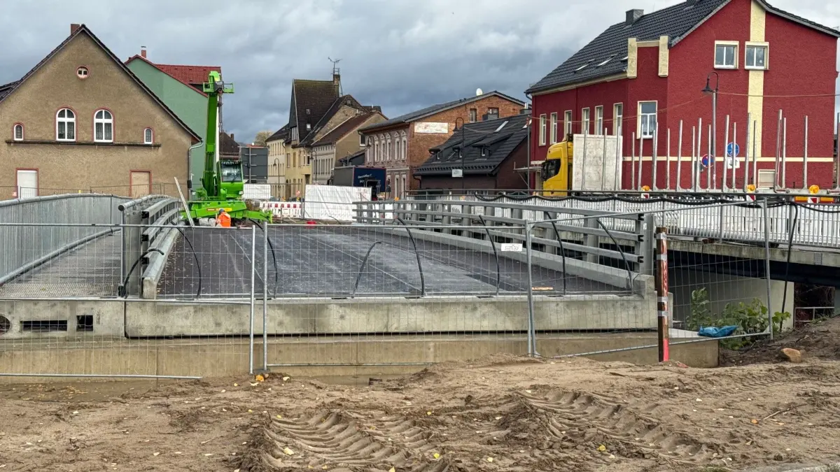 Behelfsbrücke neben der Schleusenbrücke B96 in Fürstenberg